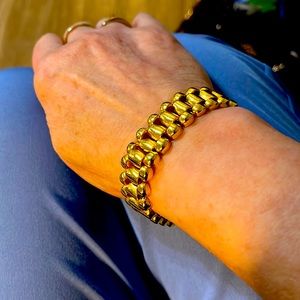 Vintage Gold Filled Beautiful Bracelet. Looks like 14k. Clasp. 7 1/2” long,